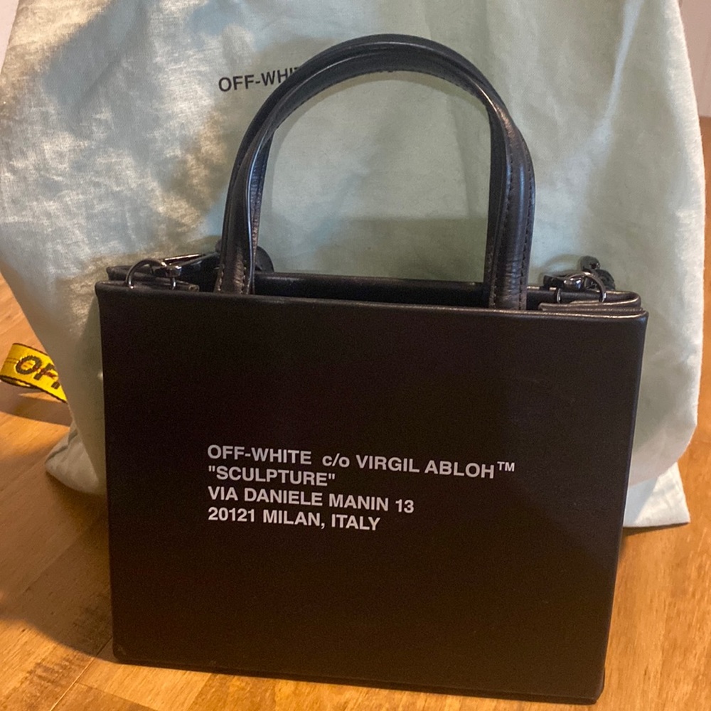 Off-white magnetic box bag